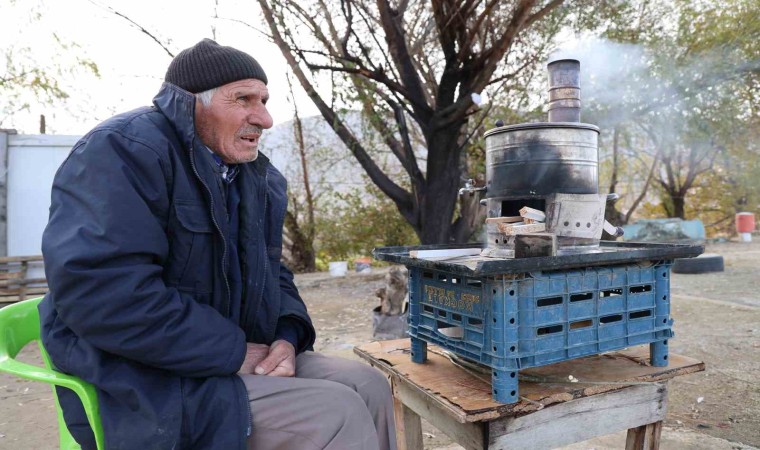 İçinde yaşadığı ve iş yeri olduğu barakası yandı, 75 yaşında zor durumda kaldı