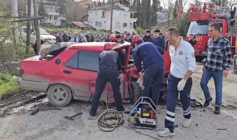 İki otomobil kafa kafaya çarpıştı: 1i ağır 3 yaralı