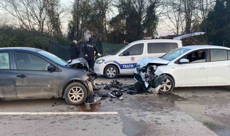 İki otomobil kafa kafaya çarpıştı: 2si çocuk 4 yaralı