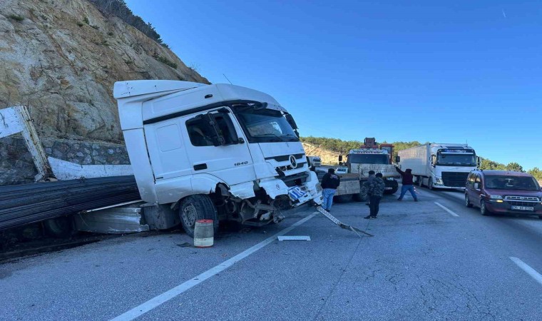 İnşaat demiri yüklü tırın kaydı, karayolunda trafik durma noktasına geldi