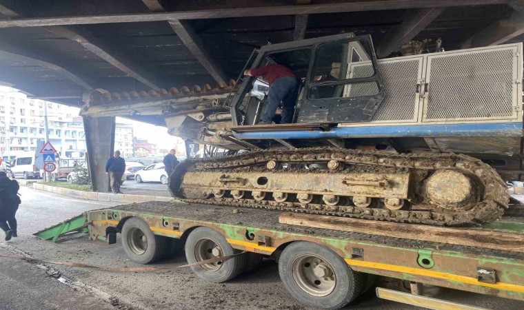 İş makinesi dorseden düştü, trafik kilitlendi