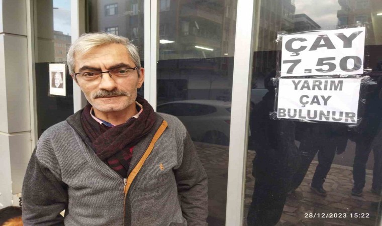 İş yerinin camına astığı Yarım çay bulunur yazısı görenlerini ilgisini çekiyor