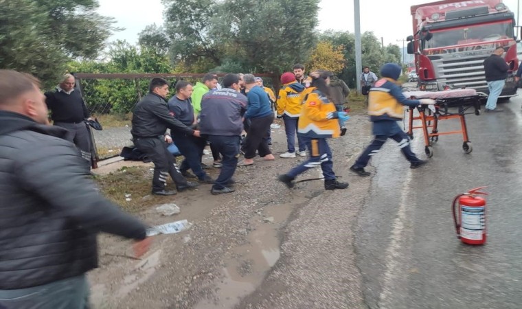 İşçi servisiyle hafriyat kamyonu çarpıştı: 9 yaralı