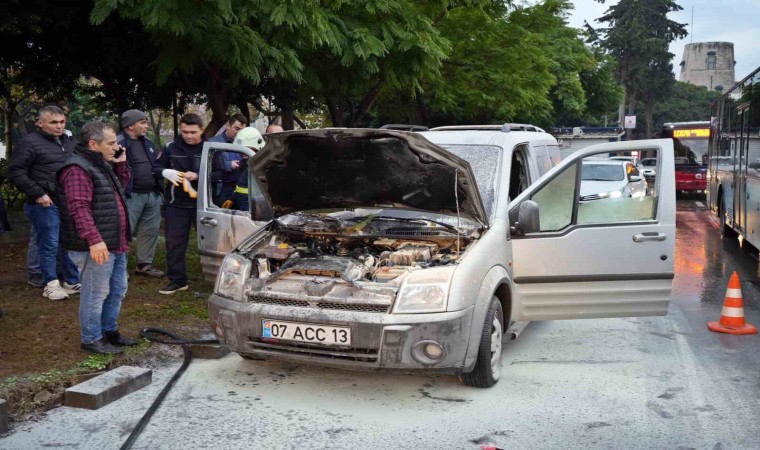 İşe giden su tesisatçısının aracı seyir halindeyken yandı