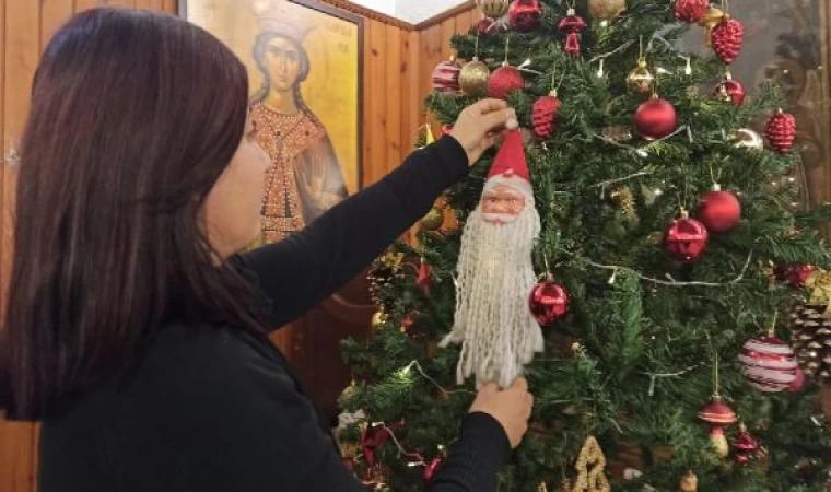 İskenderun’da depremde hasar gören kilisede Noel hazırlığı