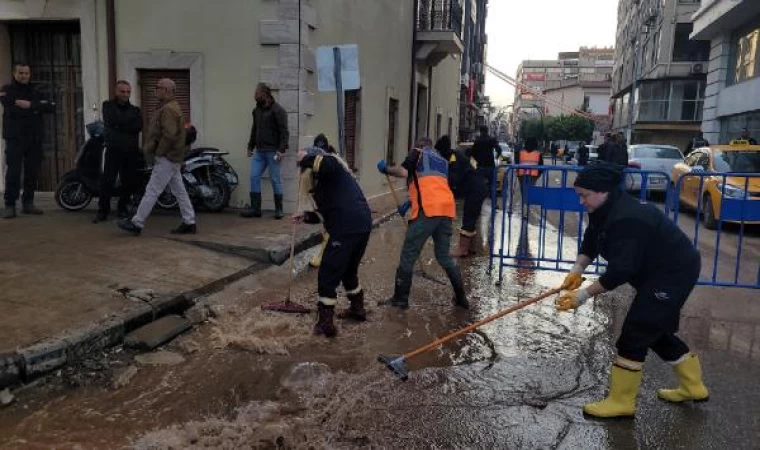 İskenderun’da sel gitti, zararı kaldı