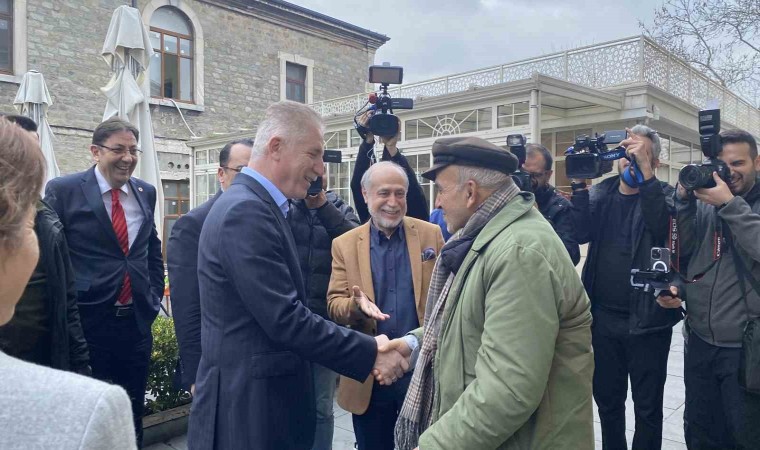 İstanbul Valisi Gülün Darülaceze ziyaretinde güldüren anlar: “Ağabey ben evlenmek istiyorum”