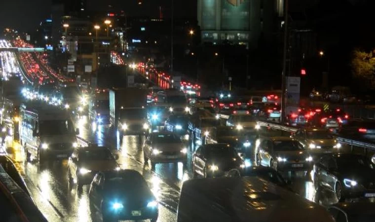 İstanbul’da akşam saatlerinde trafik durma noktasına geldi 