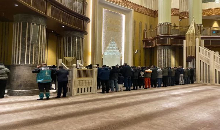 İstanbul’da şehitler için camilerde dua edildi 