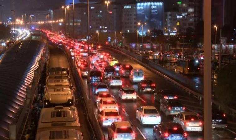 İstanbul’da yağışlı havayla birlikte trafik yoğunluğu oluştu 