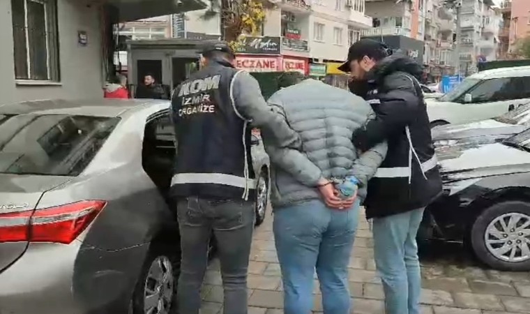 İzmirde iş yerlerini kurşunlayan saldırgan, polis takibiyle yakalandı