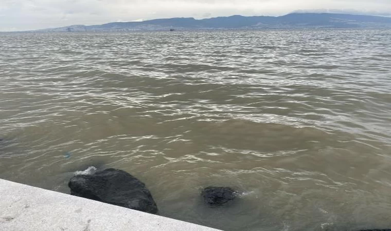 İzmir’de sağanak; körfez çamur rengine büründü