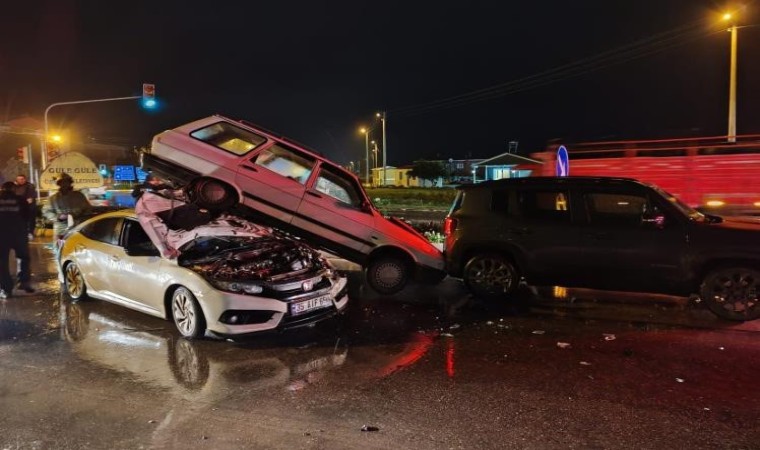 İzmirdeki trafik kazasında araçlar üst üste çıktı