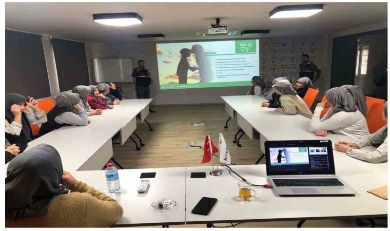 Jandarma anne ve anne adaylarına uyuşturucu ile mücadele eğitimi verdi