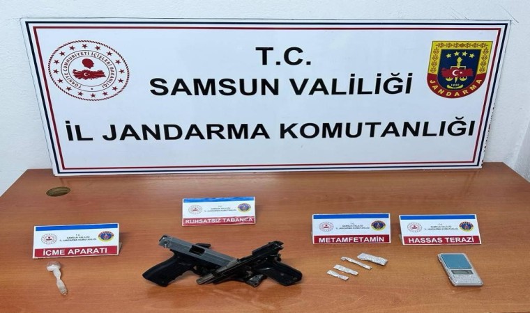 Jandarma şüpheli araçta uyuşturucu ele geçirdi