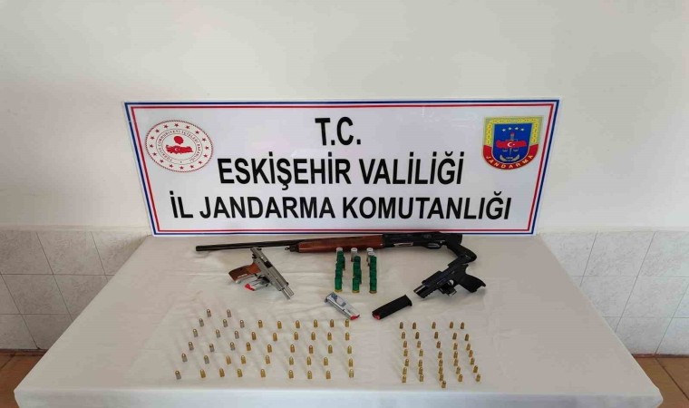 Kaçak silah ve mermi satan şahıslara jandarma operasyonu