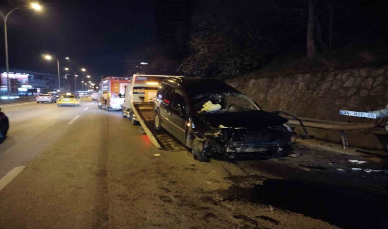 Kadıköyde kontrolden çıkan otomobil önündeki araca çarpıp bariyere savruldu: 1 yaralı