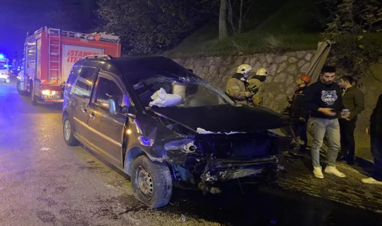 Kadıköy’de otomobile çarpan araç bariyerlere vurdu; sürücüyü itfaiye kurtardı