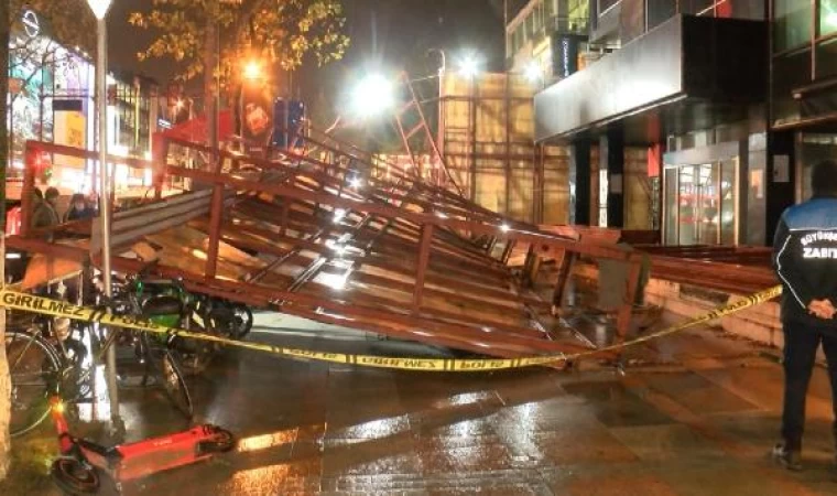 Kadıköy’de şiddetli rüzgar nedeniyle inşaat paneli devrildi