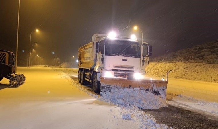 Kahramanmaraşta kar yağışı sonrası yollar açılıyor