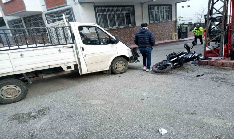 Kamyonetle motosiklet çarpıştı: 1 yaralı