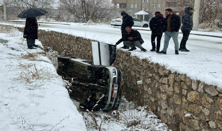 Kar yağışı kazaları beraberinde getirdi: Kayan araç dereye düştü