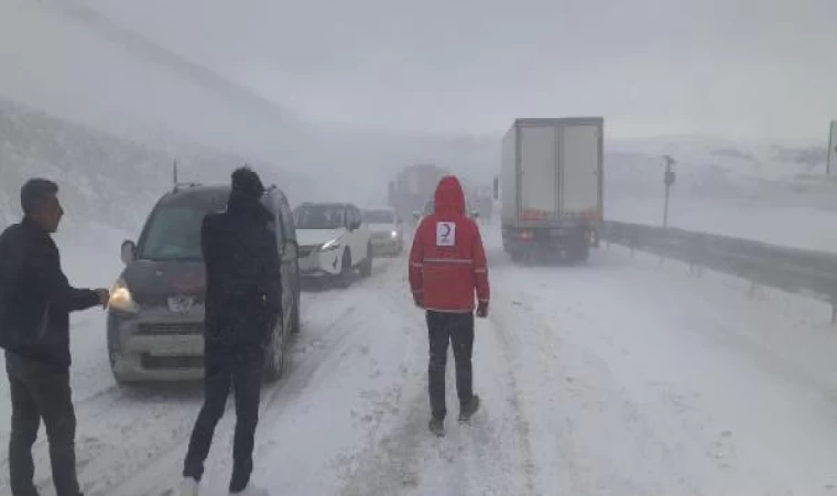 Karda mahsur kalanlara Türk Kızılay’dan yiyecek- içecek ikramı