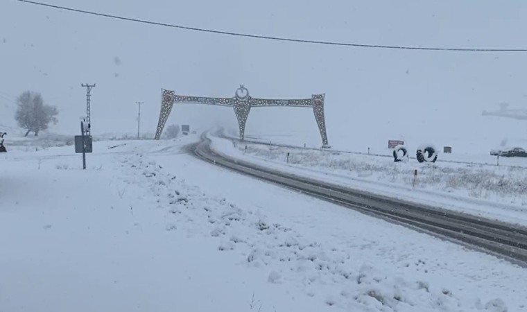 Karlıovada beklenen kar yağdı, ilçe tamamen beyaza büründü