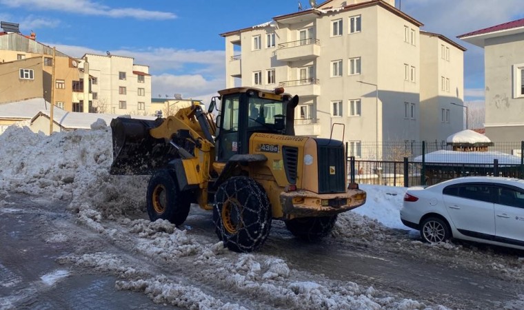 Karlıovada karlar kamyonlarla ilçe dışına taşınıyor