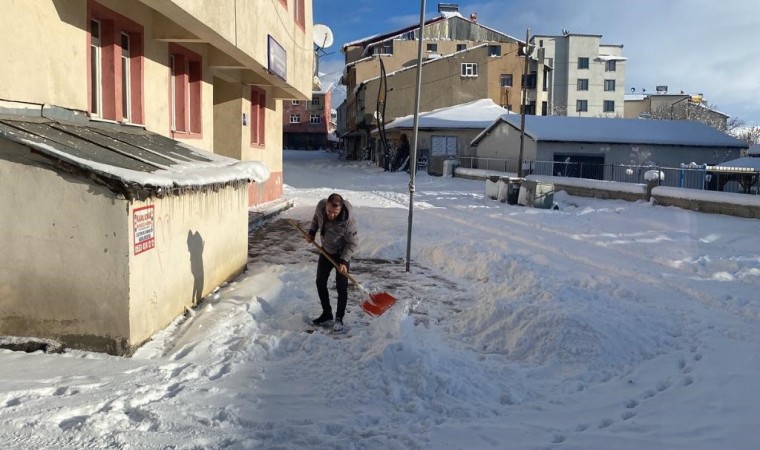 Karlıovada yoğun kar, 40 köy yolunu ulaşıma kapattı