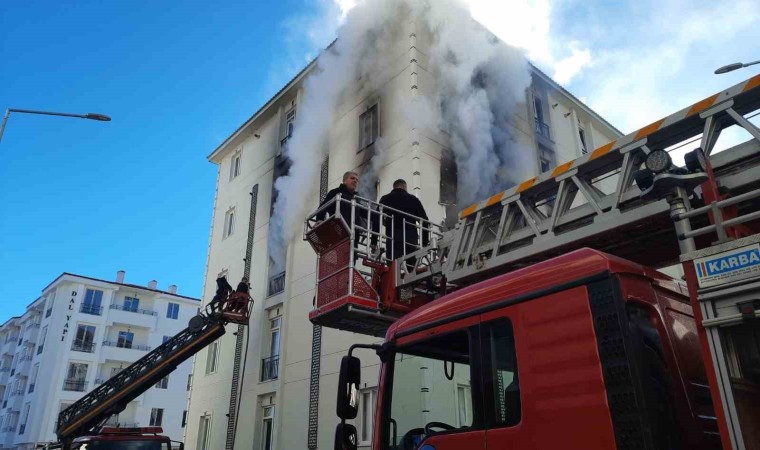 Karsta 5 katlı binada doğal gaz patlaması: 1i ağır 3 yaralı