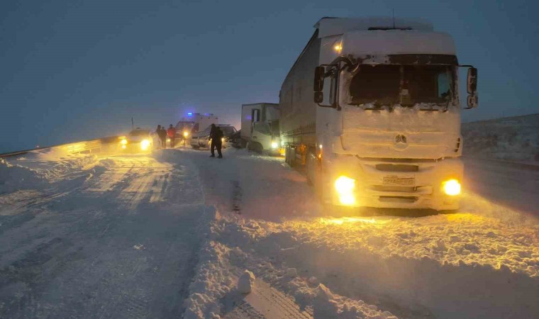 Karsta 7 araçlı zincirleme kaza: 5 yaralı