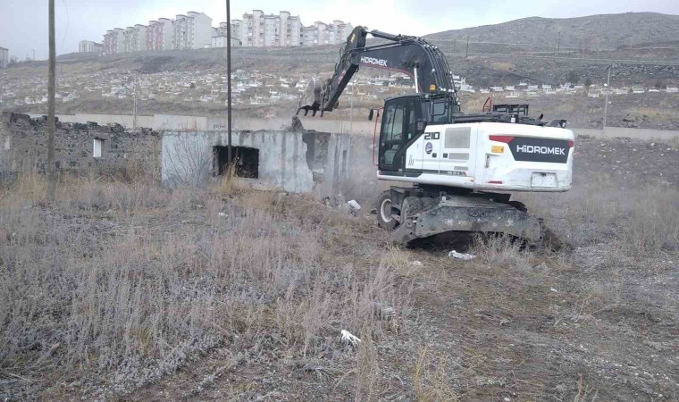 Karsta metruk binaların yıkımı devam ediyor