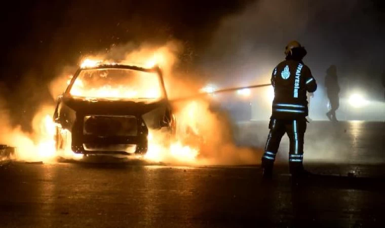 Kartal’da otomobil alev alev yandı