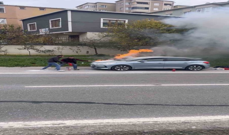 Kartalda yanan aracı söndürmek için vatandaşlar seferber oldu