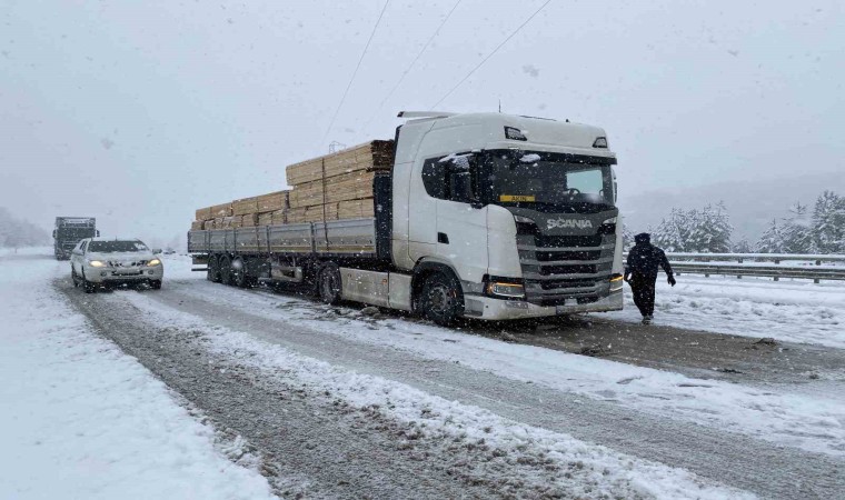 Kastamonuda 430 köy yolu ulaşıma kapandı, ağır tonajlı araçlar yolda kaldı