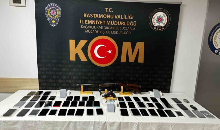 Kastamonuda çok sayıda gümrük kaçağı cep telefonu ele geçirildi: 2 gözaltı