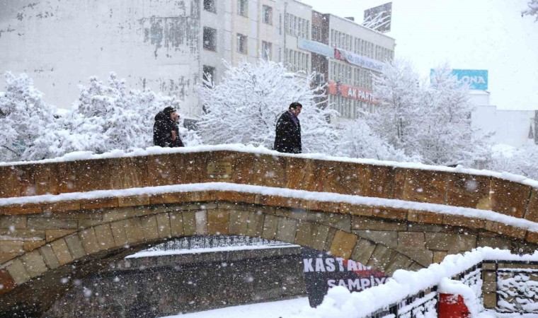 Kastamonuda kar ortaya kartpostallık görüntüler çıkardı: Vatandaşlar kışın tadını çıkardı