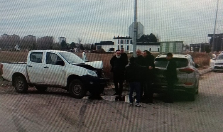 Kavşağa kontrolsüz giren araçlar çarpıştı : 5 yaralı