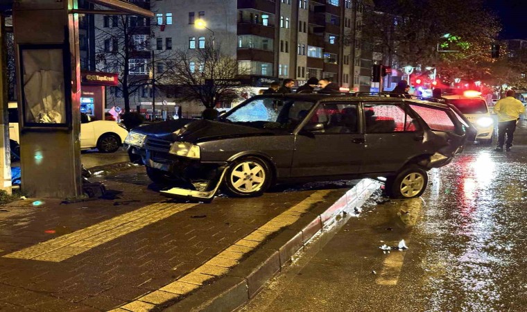 Kavşakta çarpışan iki otomobil otobüs durağına daldı: 2 yaralı