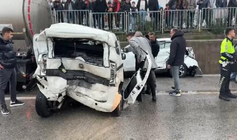 Kayganlaşan yolda iki hafif ticari araç, tankere çarptı: 1’i ağır 3 yaralı 