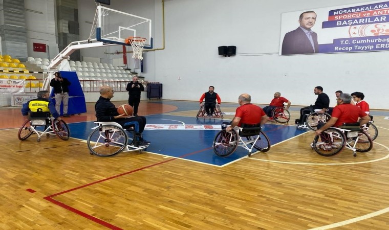 Kaymakam Aydın, özel gereksinimli bireylerle basketbol oynayıp voleybol maçı yaptı