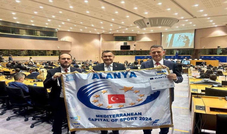 Kaymakam Ürkmezer ve Başkan Yücel, 2024 Akdeniz Spor Başkenti Ödülünü teslim aldılar