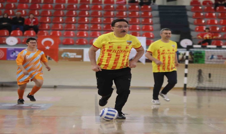 Kayseri protokolü down sendromlu gençlerle futsal maçı yaptı