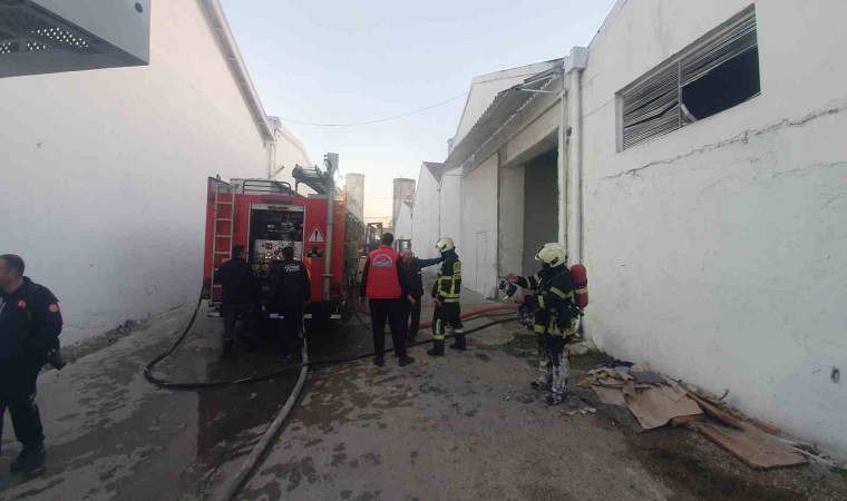 Kayseride iş yeri deposunda çıkan yangını itfaiye söndürdü