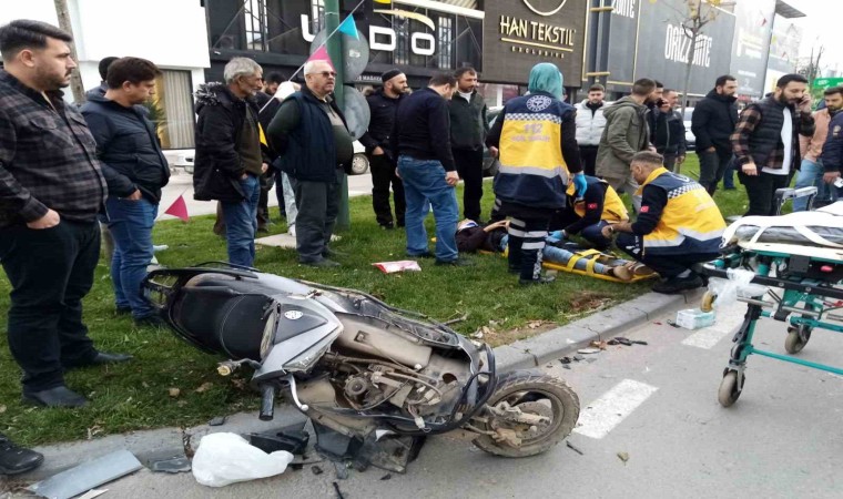 Kaza anı kamerada...Otomobil ile çarpışan motosikletteki 2 genç yaralandı