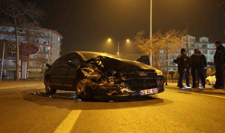 Kaza yaptı, hasar gören otomobili bırakıp kaçtı