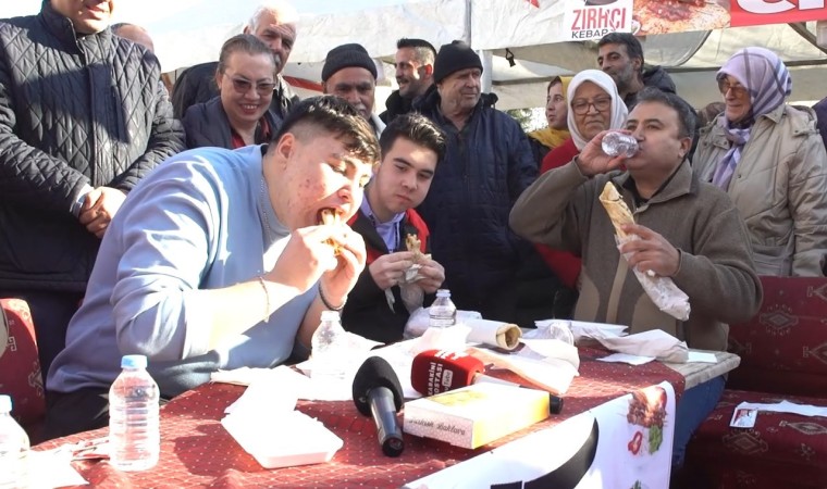 Kebabı en hızlı yiyen altın değerindeki baklavayı kaptı