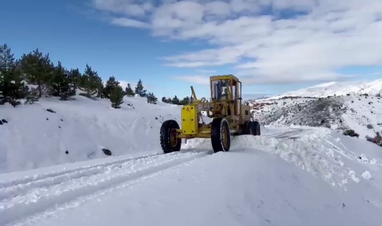 Kemahta kar temizleme çalışmaları aralıksız sürüyor