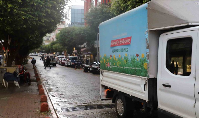 Kentte etkili olan şiddetli yağışlar sonrası Alanya Belediyesi tüm ekipleri ile sahada